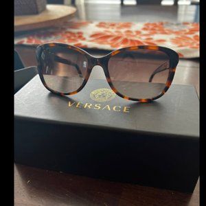 NWT Versace Women’s Cat Eye Sunglasses with Gradient Lens 4293-B
